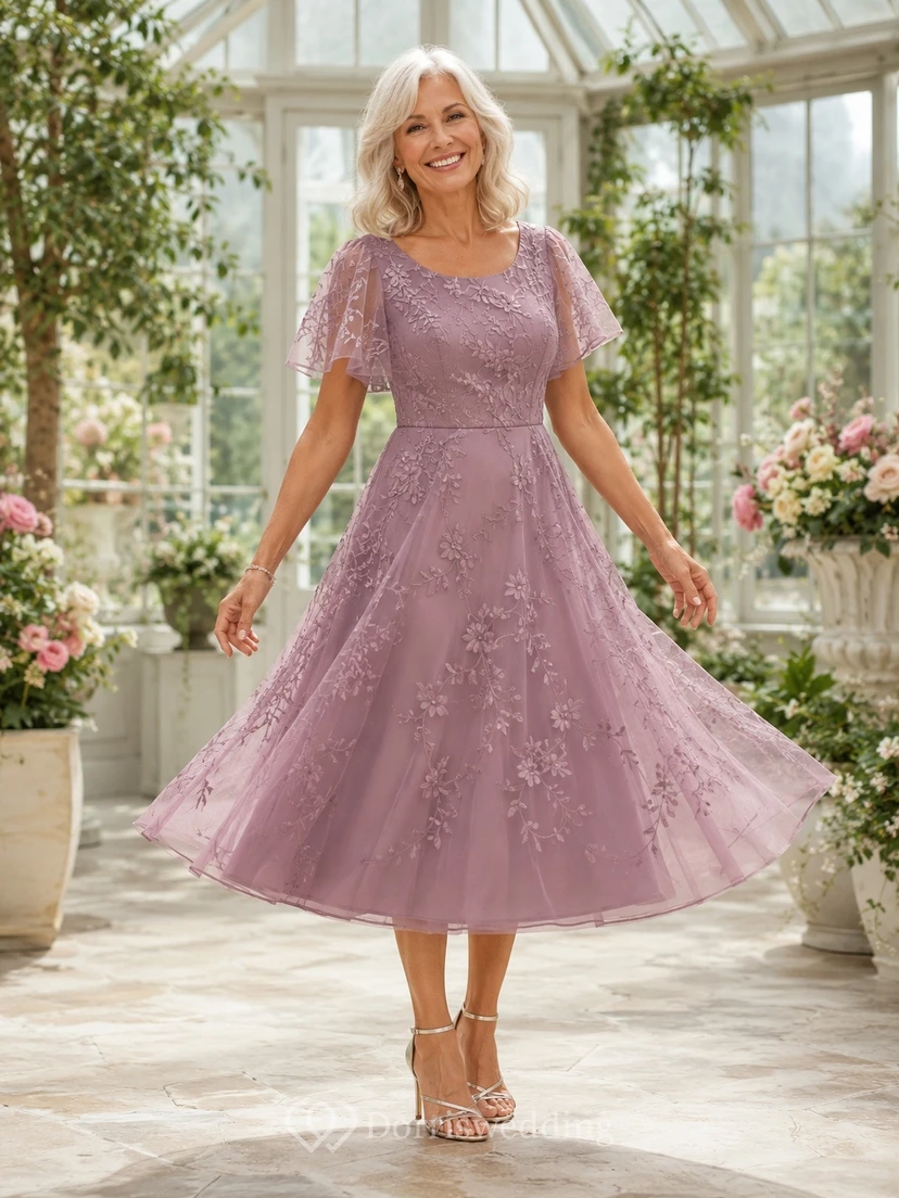 Rosa Mutterspitzenkleid mit eckigem Ausschnitt, kurzen Ärmeln, A-Linien-Schnitt und Teelänge