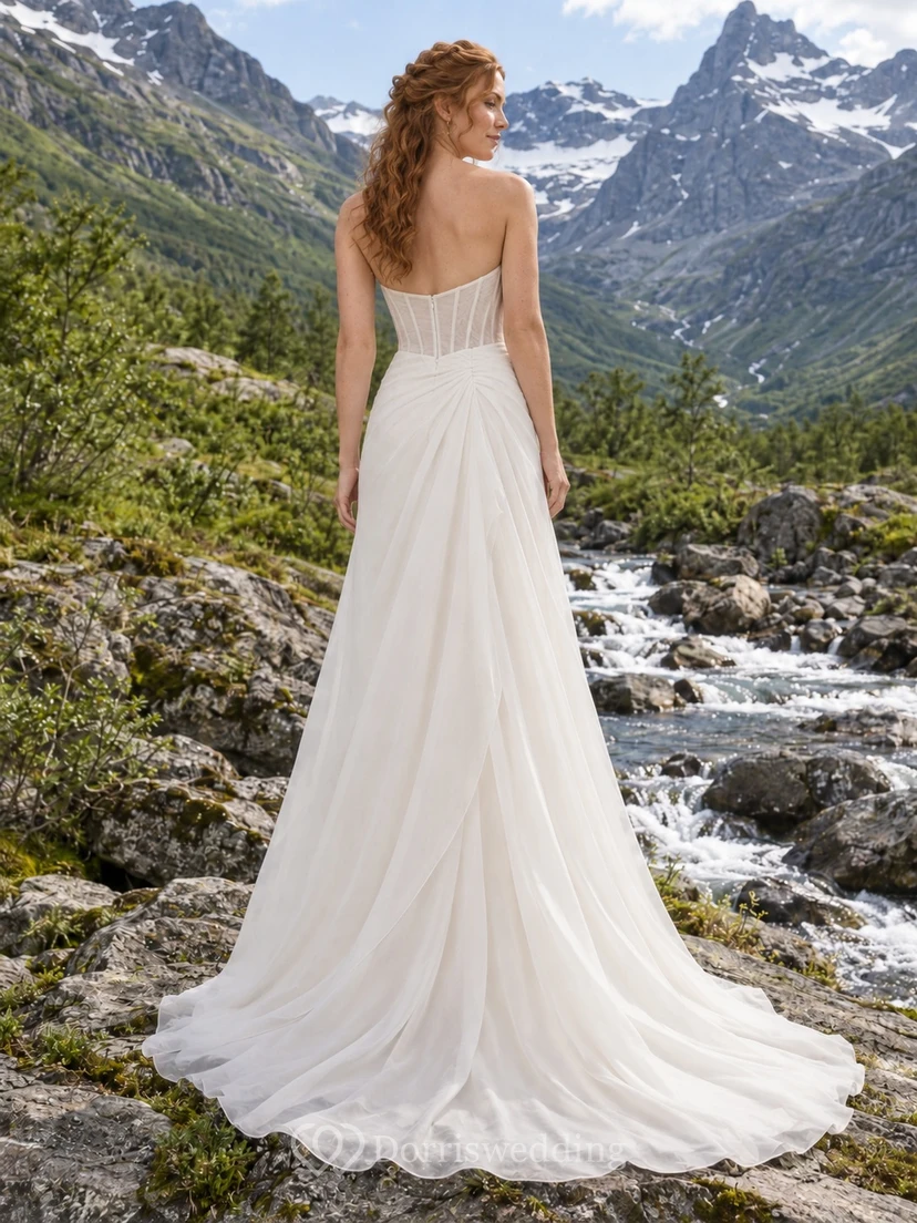Vestido de novia moderno sin tirantes de organza con escote corazón, corte en A, corpiño ilusión y drapeado lateral. view 2