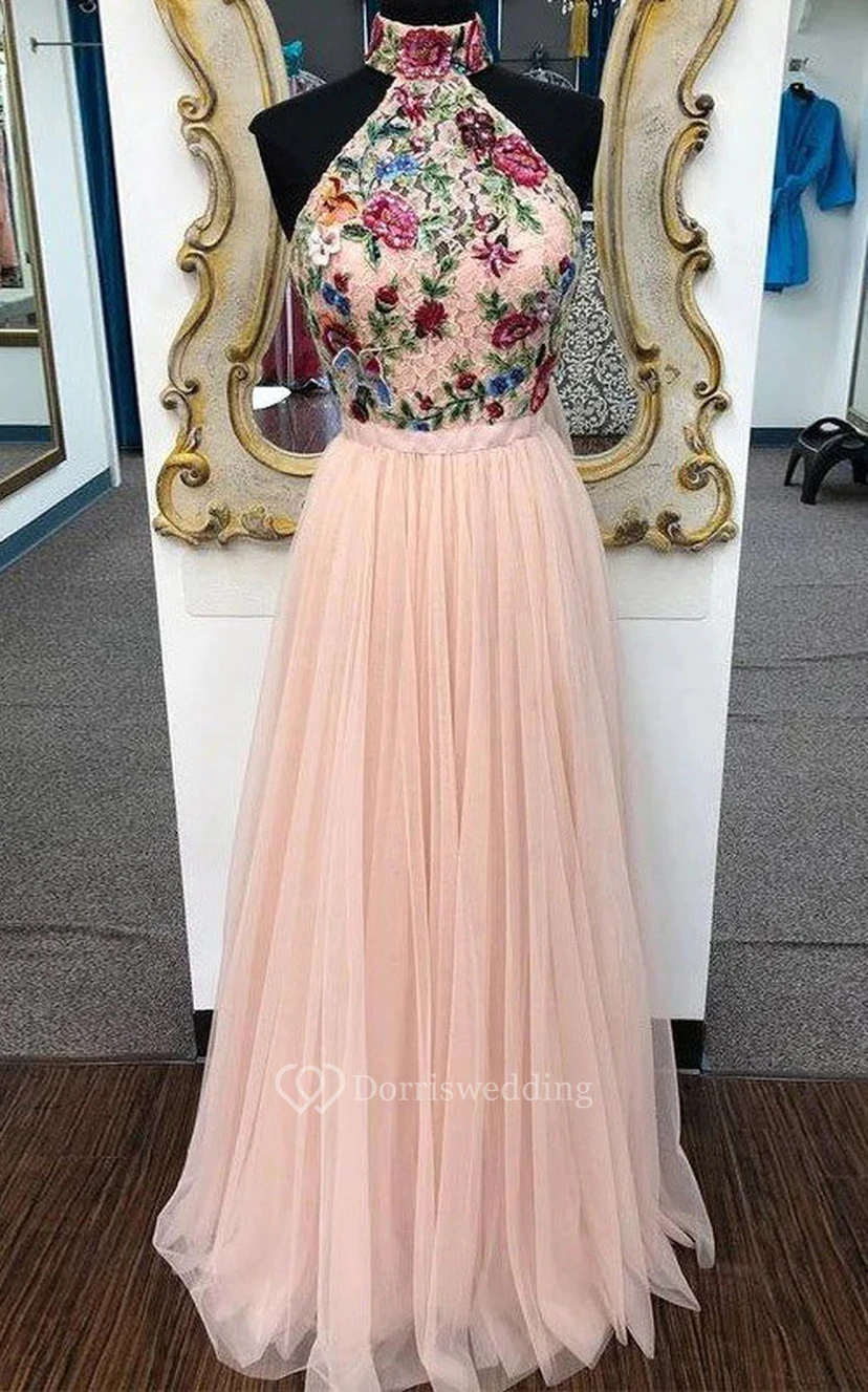 Ärmelloses, hochgeschlossenes Empire-Abendkleid aus Tüll mit floralen Applikationen