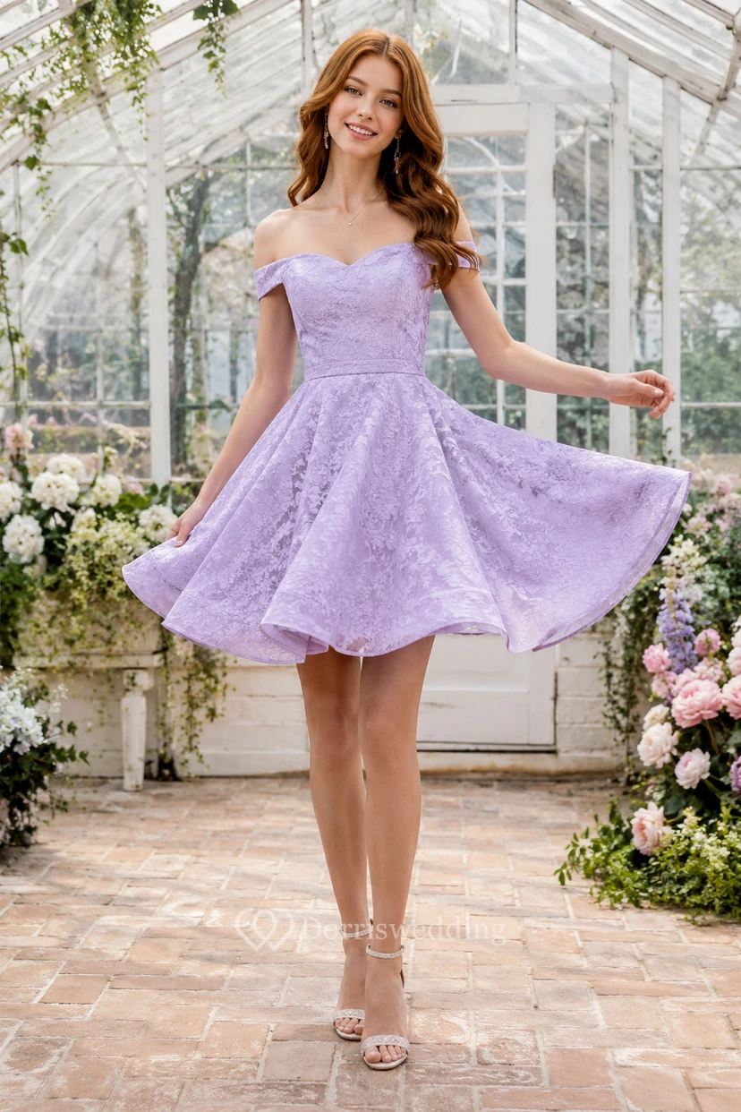 Robe de bal lavande en dentelle à épaules dénudées et jupe courte trapèze