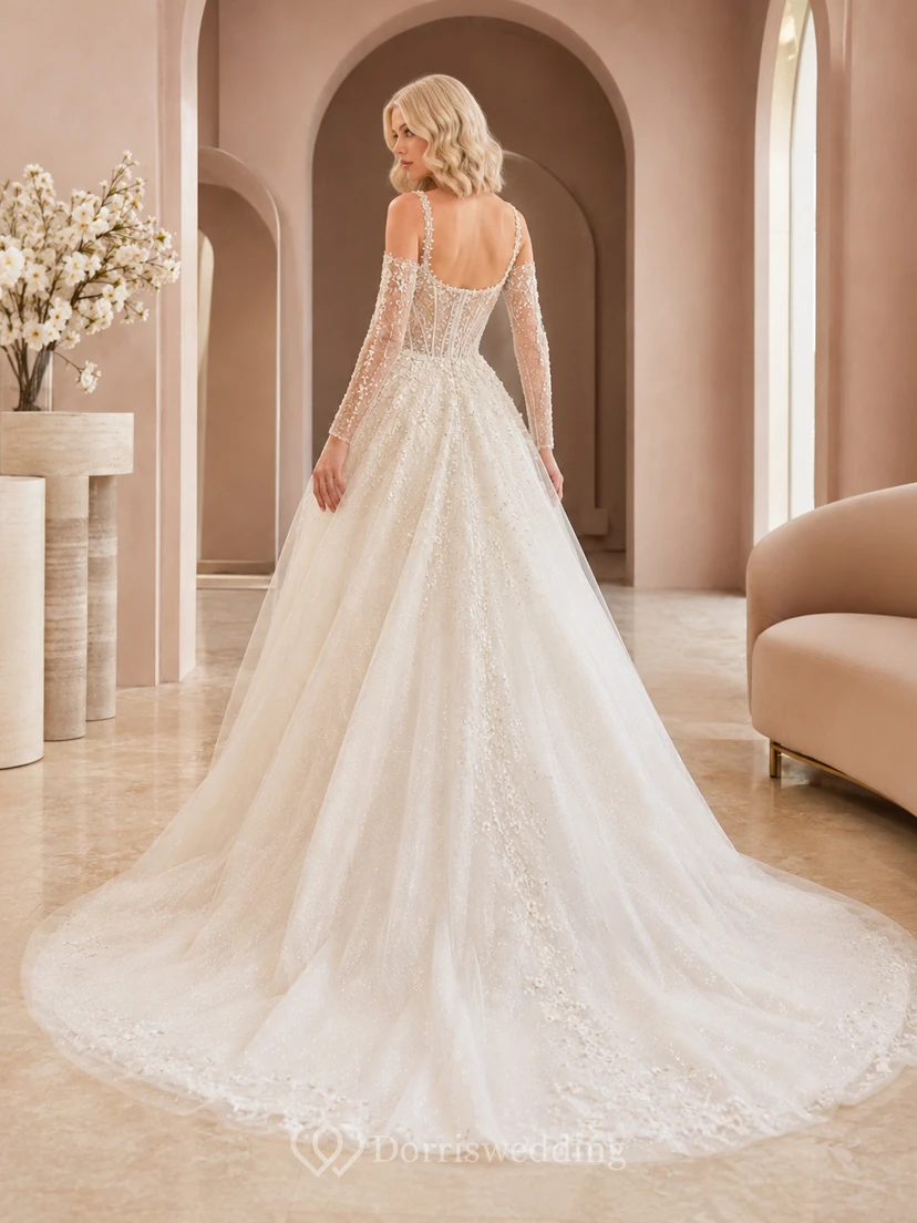 Robe de mariée de bal en dentelle et tulle superposés, asymétrique, à une épaule, manches longues transparentes, coupe trapèze, traîne chapelle et manches longues transparentes. view 2