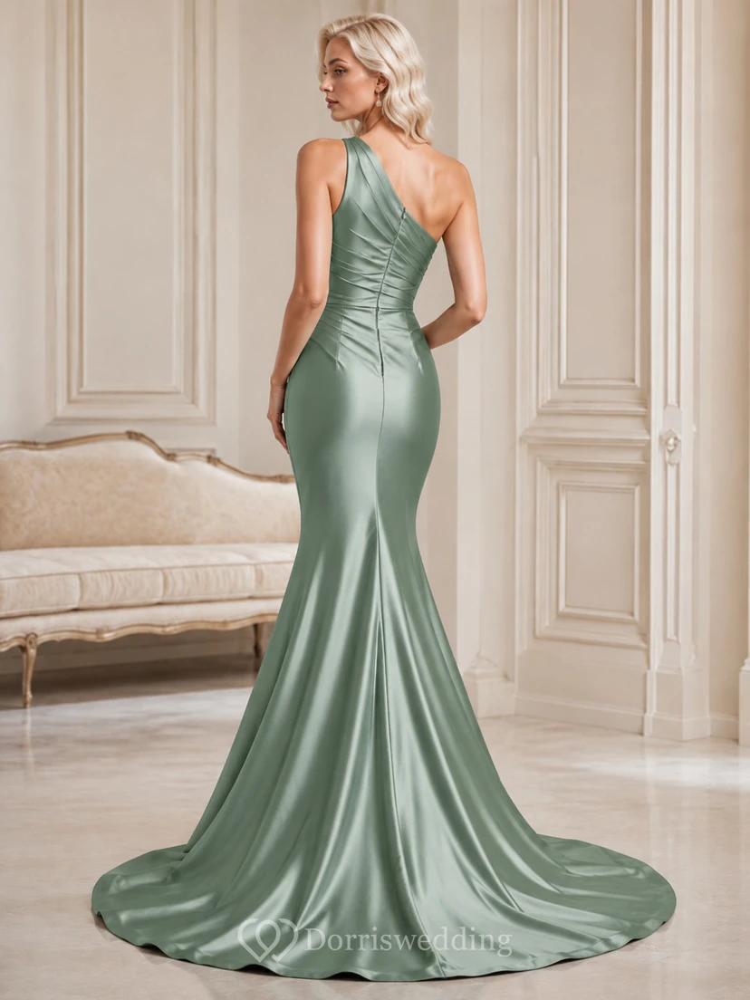Robe de mariée sirène asymétrique en satin froncé, à une épaule, couleur sauge, avec traîne. view 2