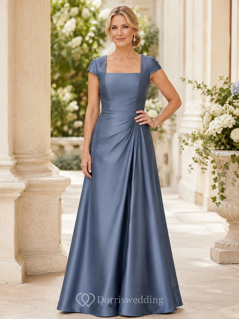 Elegantes, bodenlanges A-Linien-Kleid in Stahlblau aus Satin mit eckigem Ausschnitt, kurzen Ärmeln und drapierter Taille – perfekt für die Mutter der Braut.