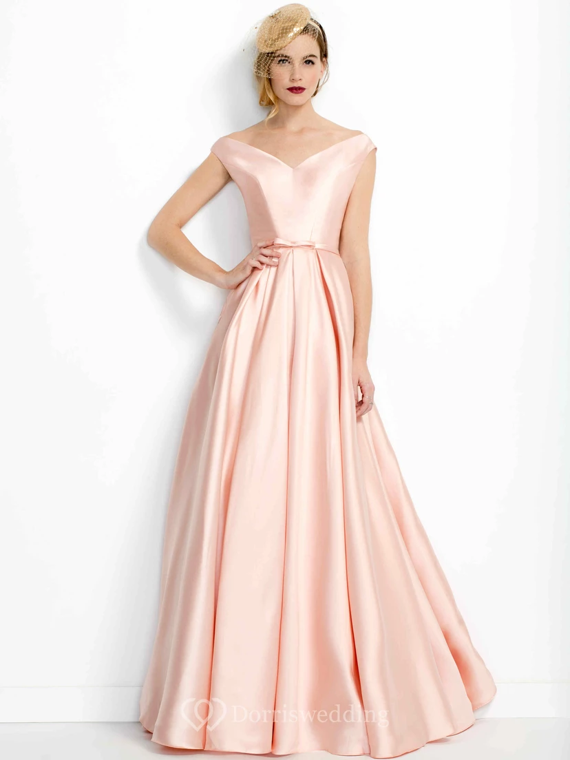 Vestido de fiesta largo de satén con escote en V, corte en A y pliegues.