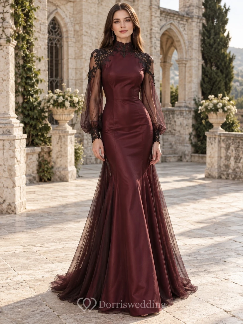 Hochgeschlossenes, langärmeliges Meerjungfrauen-Brautjungfernkleid aus burgunderrotem Satin mit Spitze und Illusion-Effekt im Gothic-Stil