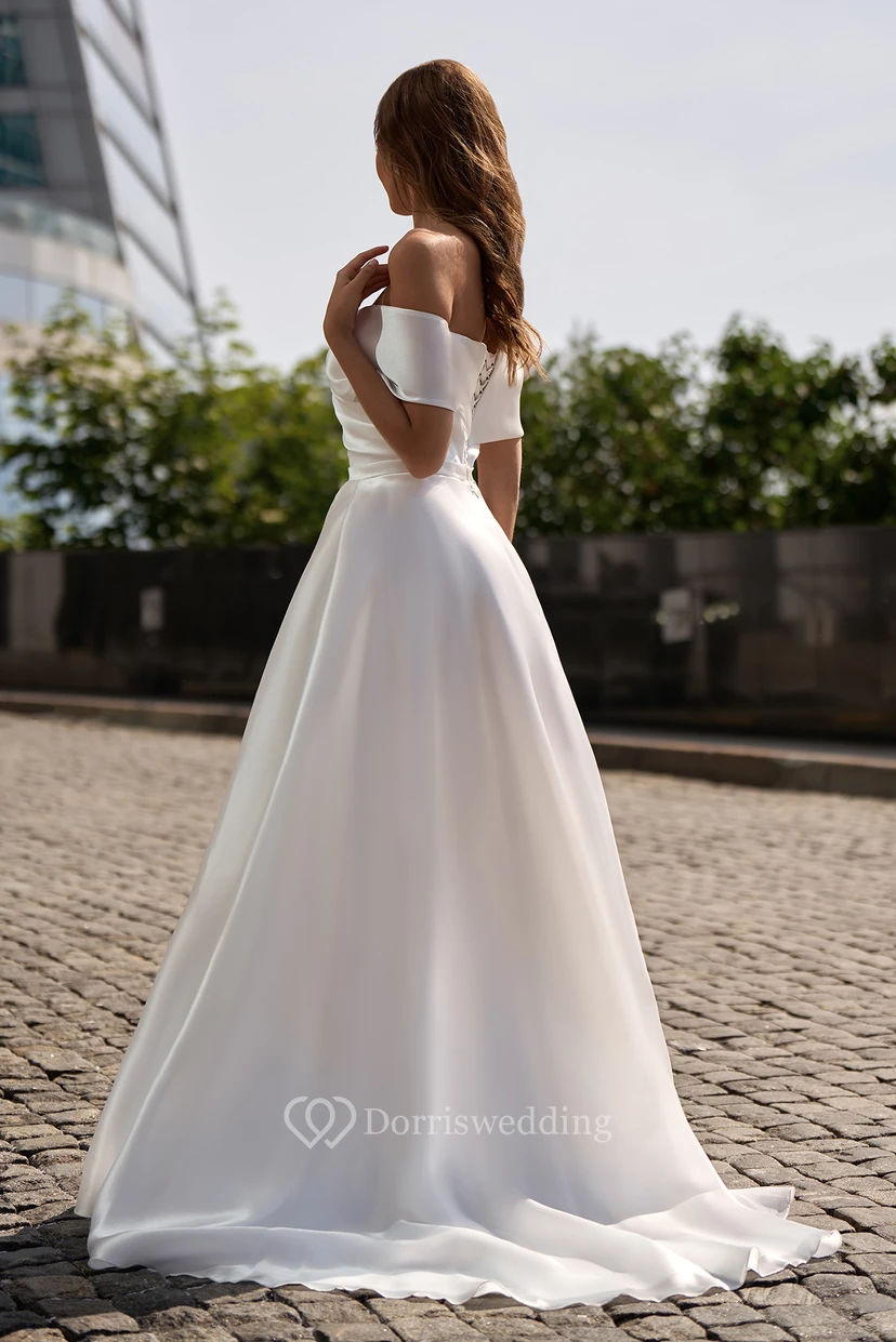 Vestido de novia de satén con escote Bardot, corte imperio, corte en A, escote cruzado y abertura frontal. view 2