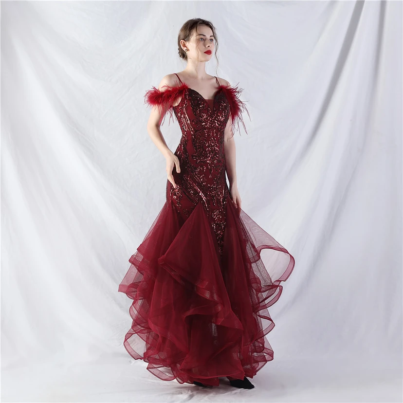 Robe de danse artisanale en filet rigide orné de plumes d'autruche, de perles et de fleurs, confectionnée en maille. view 22