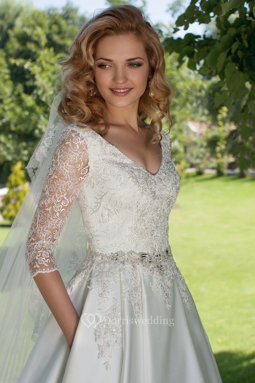 Robe de mariée modeste en satin, coupe trapèze, col en V, manches 3-4, ornée d'appliqués view 3
