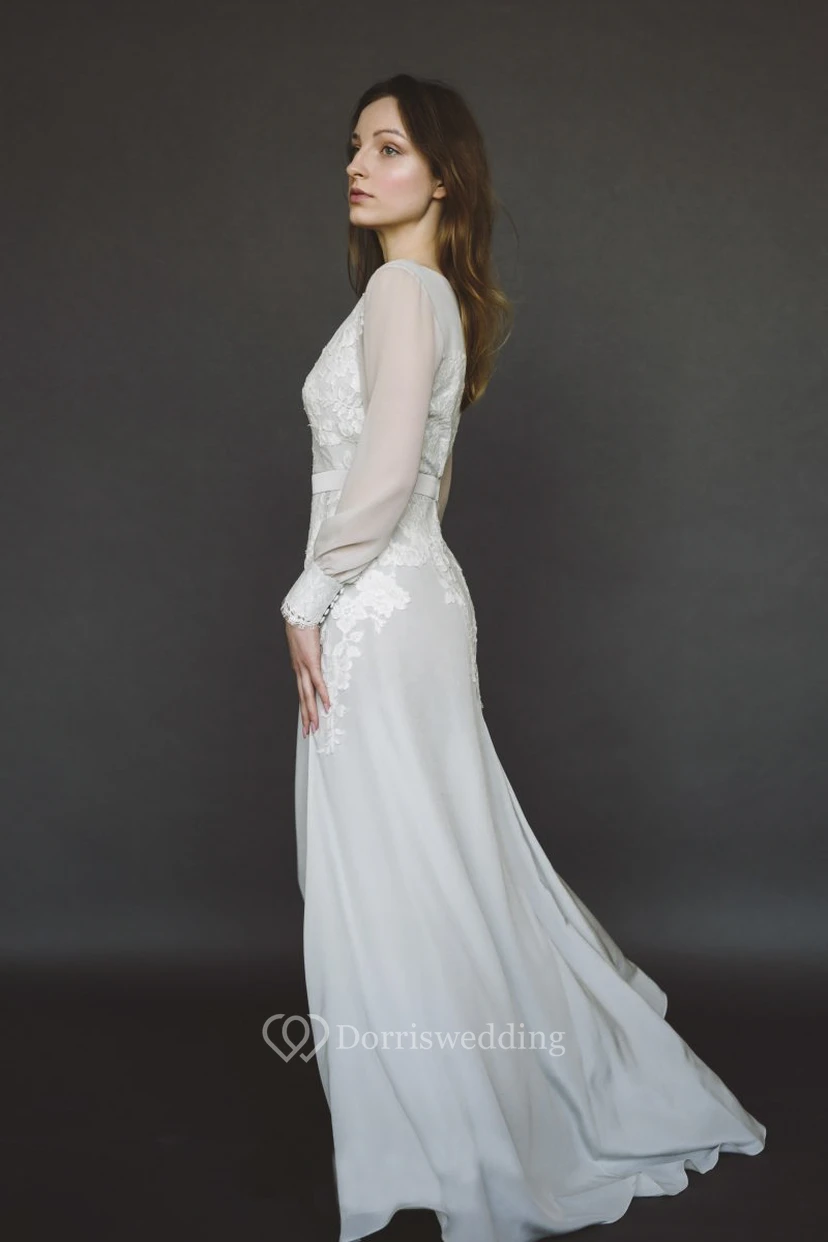 Vestido de novia de gasa con mangas largas, escote en V y apliques de encaje. view 4