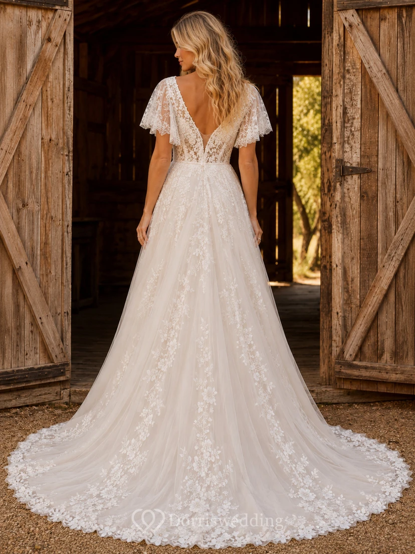 Robe de mariée champêtre en tulle, coupe trapèze, col en V, manches papillon, traîne chapelle, dos nu plongeant. view 2