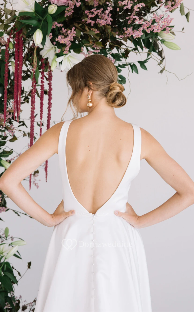 Robe de mariée glamour de coupe trapèze, col en V, poches et traîne view 2