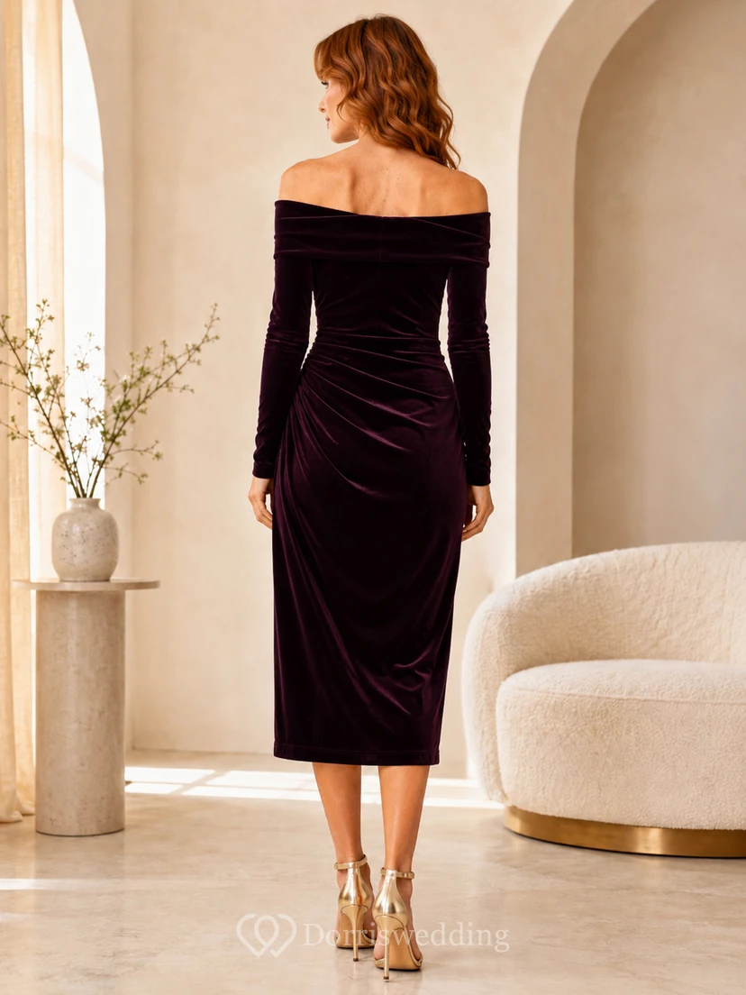 Pflaumenfarbenes, schulterfreies, langärmeliges, gerafftes, figurbetontes Midi-Gästekleid aus Samt view 2