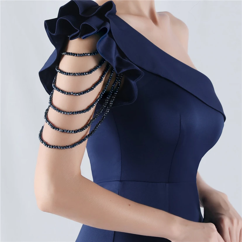 Vestido de noche asimétrico de satén con escote alto y cuello oblicuo, adornado con cuentas. view 39