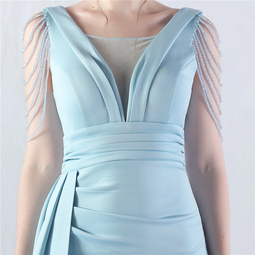 Ein Abendkleid aus insgesamt 8 Farben, gefertigt mit aufwendiger Satinfalttechnik und Perlenstickerei. view 26