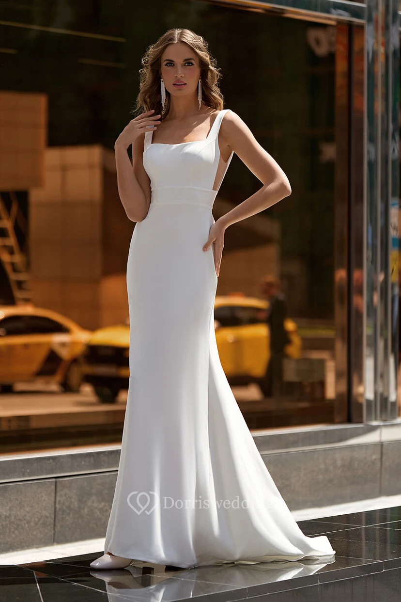 Vestido de novia sencillo sin mangas, de satén, con escote en V bajo en la espalda y abalorios. video preview
