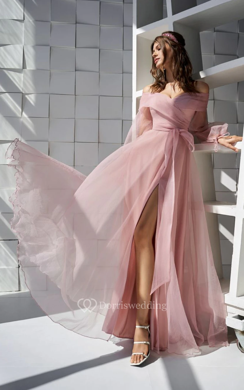 Vestido rosa palo de tul con escote Bardot, abertura frontal, mangas abullonadas y tirantes.