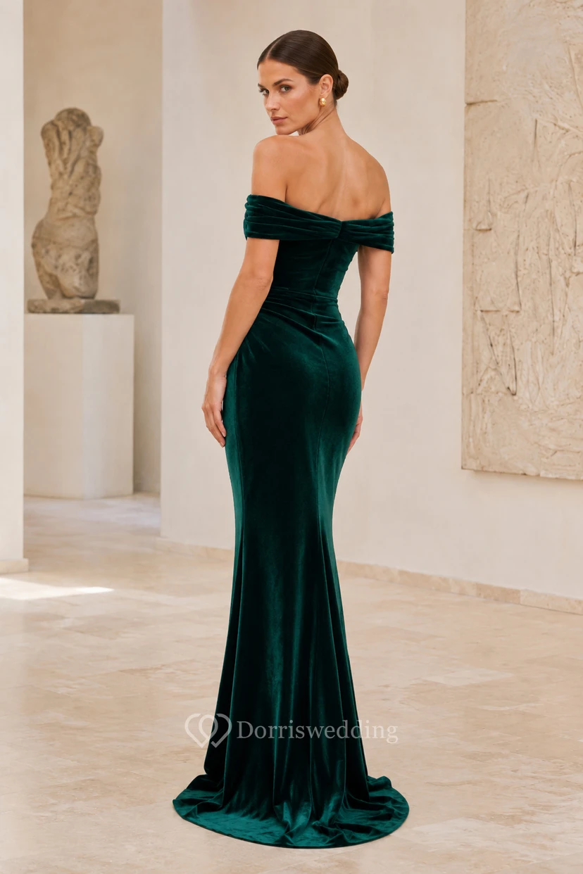 Dunkelgrünes Samtkleid im Meerjungfrauenstil mit schulterfreiem Oberteil und drapiertem Oberteil view 2