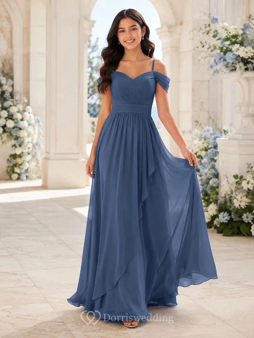 Vestido de dama de honor juvenil azul acero, corte en A, hombros descubiertos, mangas cortas.