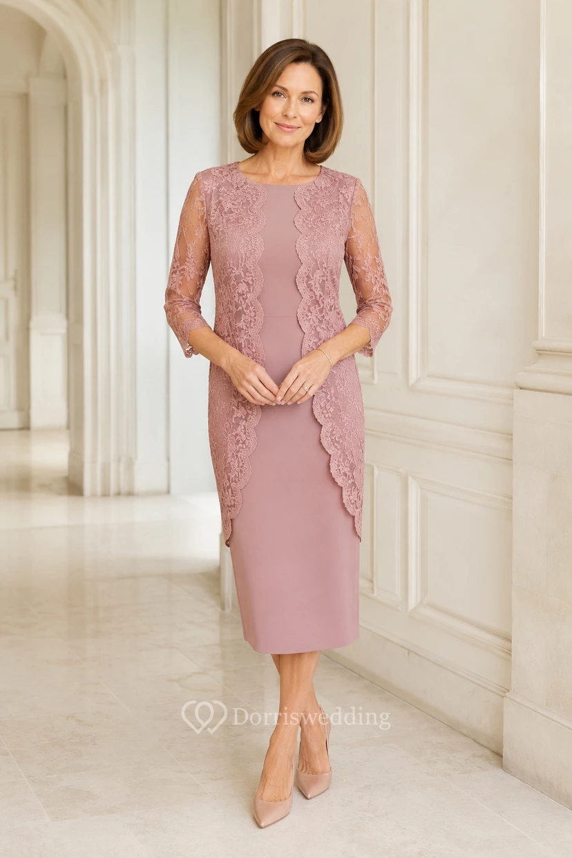 Robe de mariée en satin stretch rose poudré avec dentelle, coupe fourreau, manches 3/4, encolure bateau, longueur genou