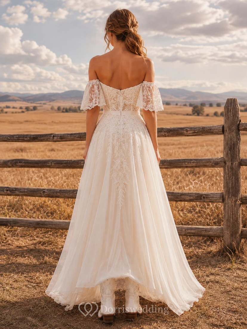Robe de mariée de maternité en satin sans manches à col V avec traîne courte, idéale pour une cérémonie de destination. Robe de mariée de maternité avec col en V et sans traîne courte. view 2