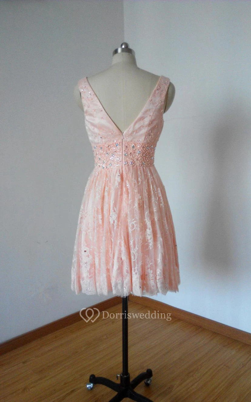 Robe courte en dentelle à col V ornée de perles et dos nu en V view 2