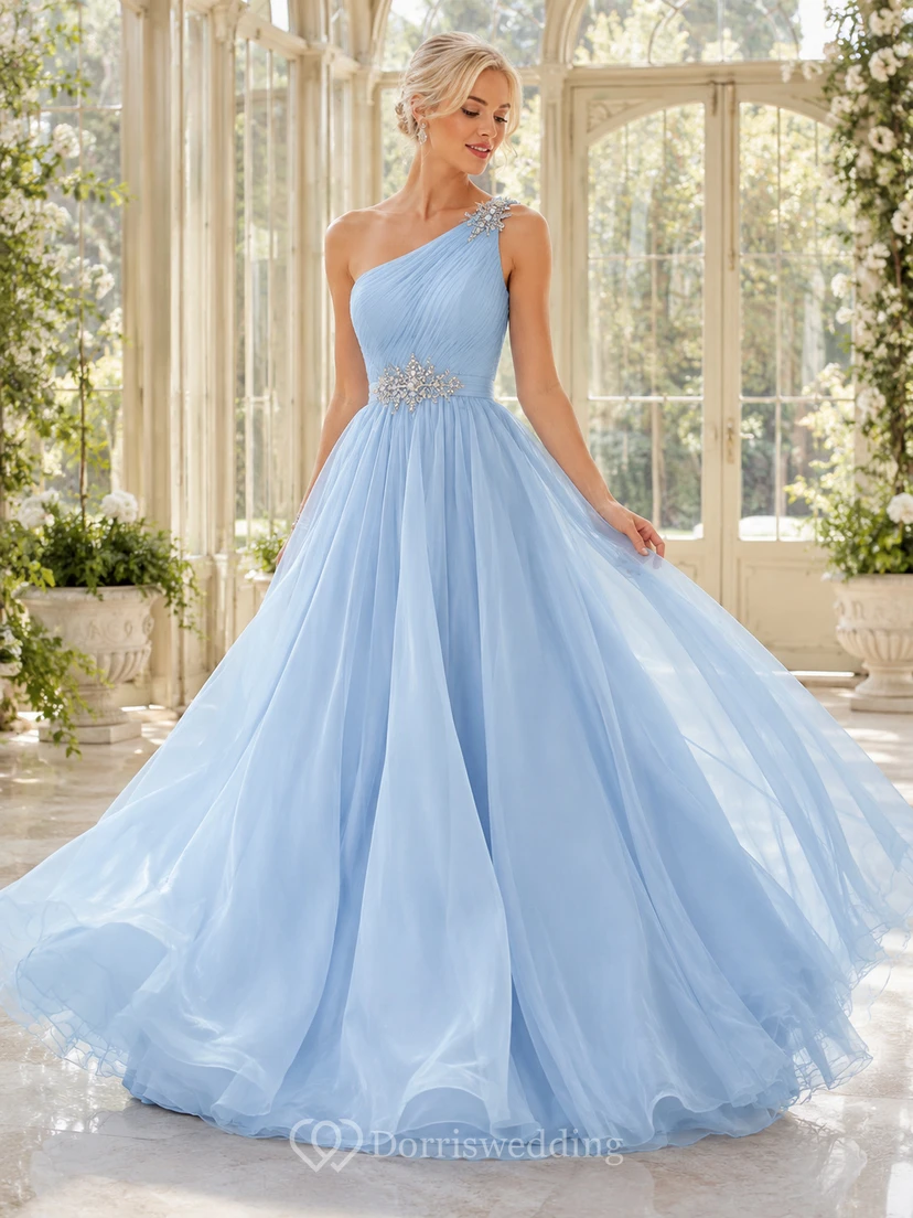 Himmelblaues, einseitig schulterfreies, romantisches Ballkleid aus Chiffon und Tüll mit Kristallbesatz an der Taille