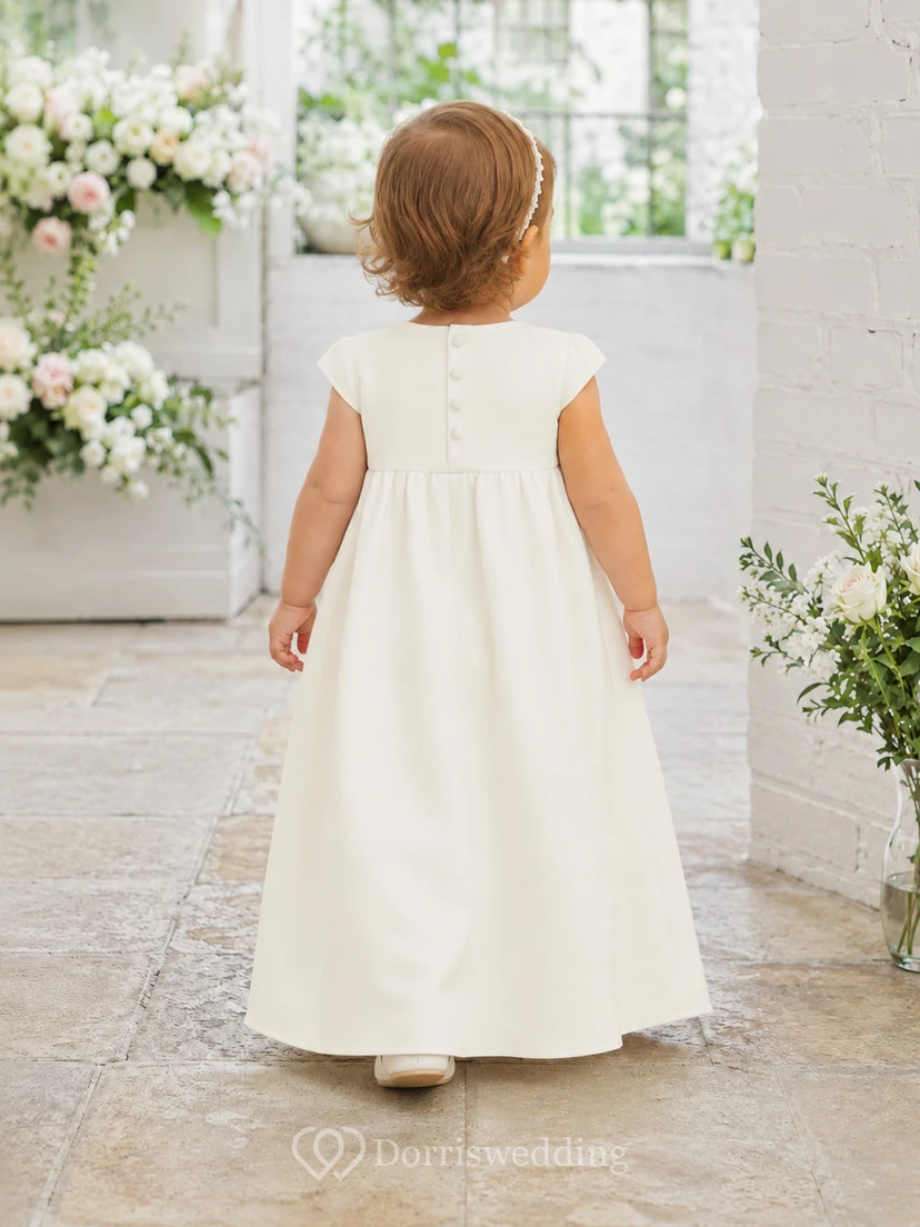 Robe de baptême minimaliste pour bébé, coupe trapèze, longueur cheville, col rond, sans manches, en satin, boutonnée sur le devant et au dos. view 2