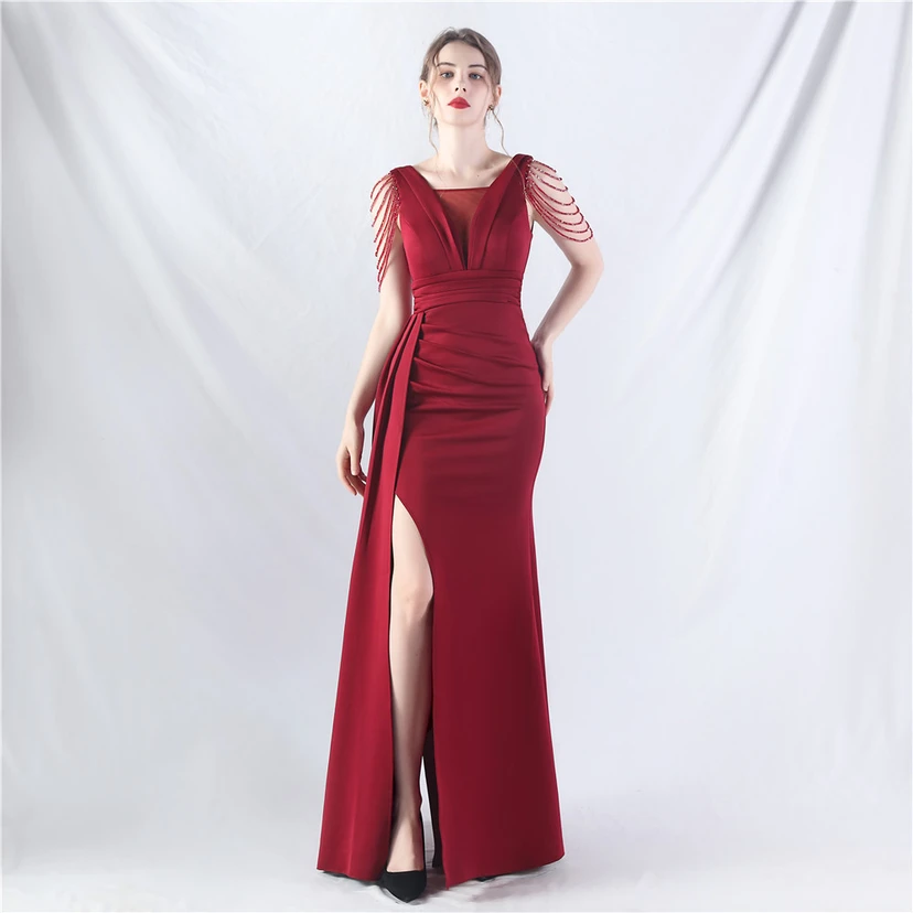 Ein Abendkleid aus insgesamt 8 Farben, gefertigt mit aufwendiger Satinfalttechnik und Perlenstickerei. view 37
