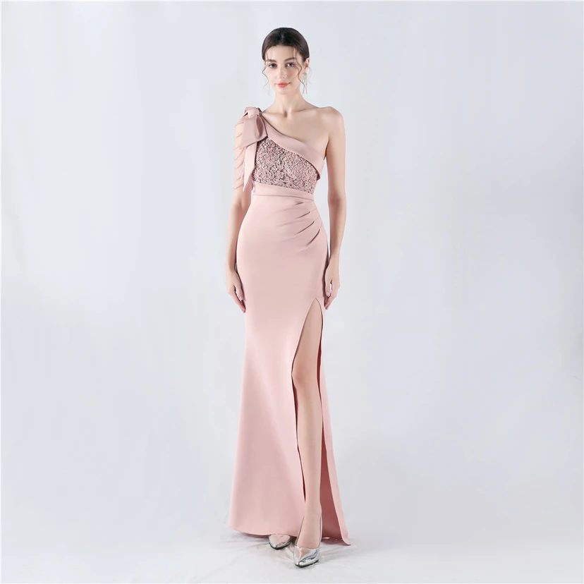 Vestido de noche de satén de alta gama con encaje de diamantes y diseño artesanal. view 41