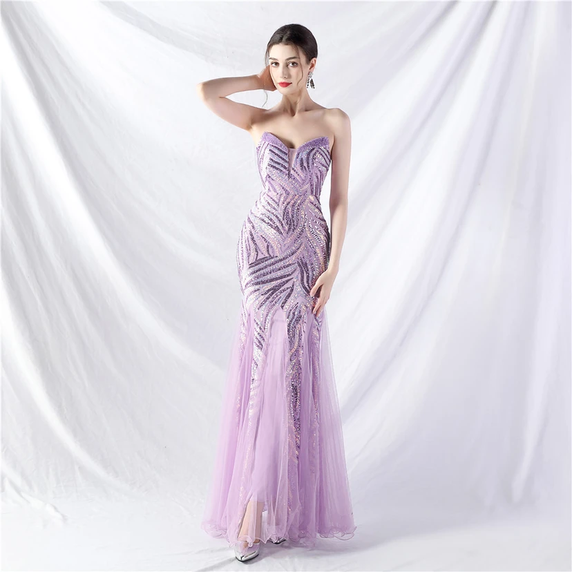 Schwer gearbeitetes, perlenbesetztes Abendkleid aus Netzgewebe mit superdichter Paillettenbesatz view 47