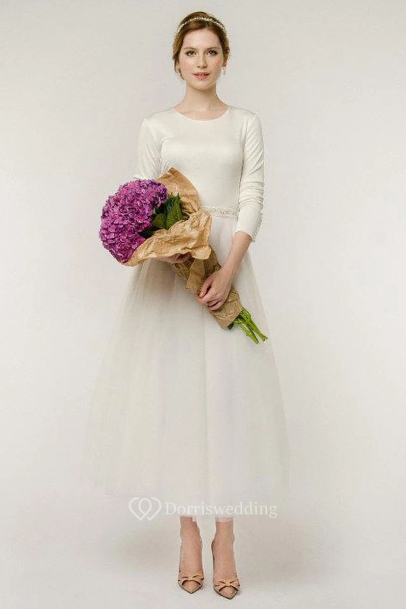 Vestido de novia de corte A con mangas largas, tul y botones