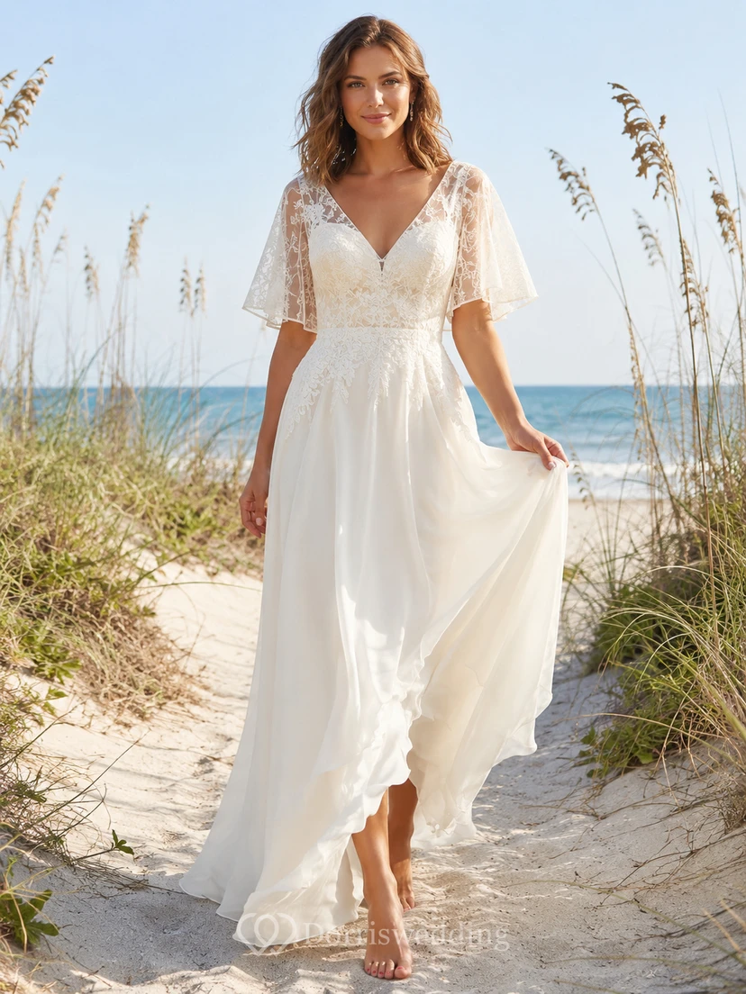 Robe de mariée de plage légère en mousseline de soie, col en V, manches papillon et dentelle, coupe trapèze, ornée de dentelle.