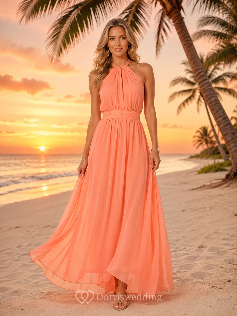 Vestido largo de playa de gasa plisada color coral con escote halter, ideal para invitadas.