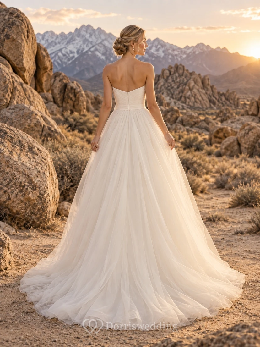Vestido de novia sencillo, sin tirantes, de tul, corte A, escote corazón, sin mangas, con fajín y largo hasta el suelo. view 2