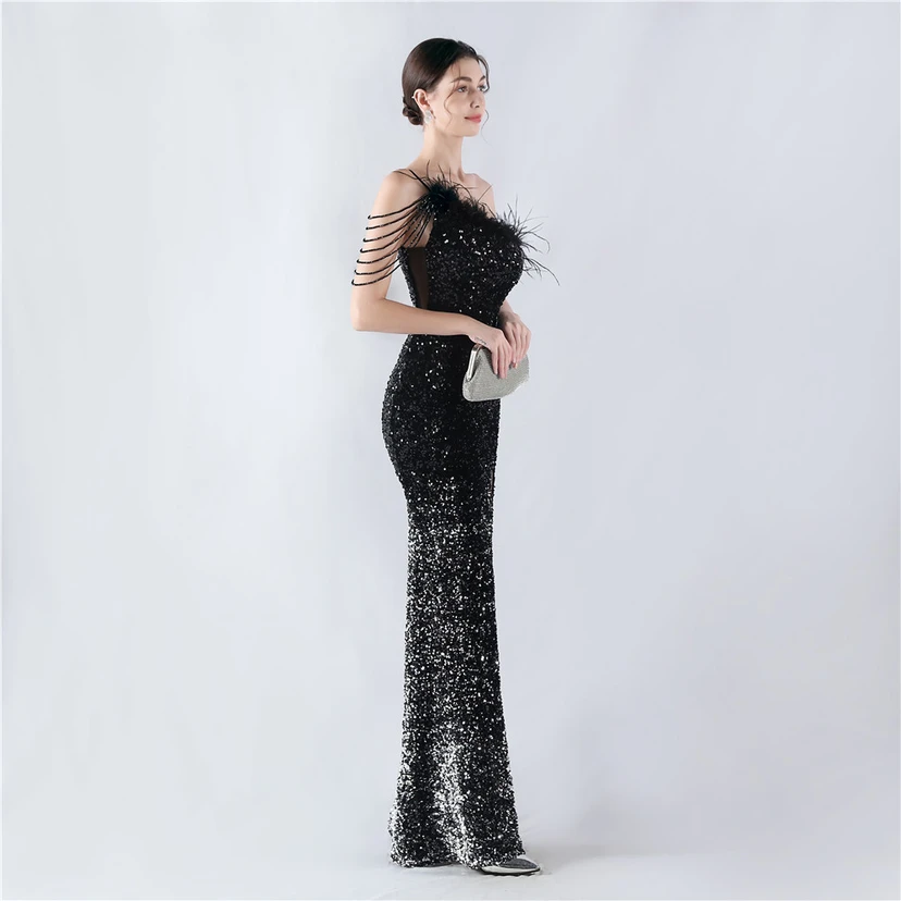 Robe de soirée longue à une épaule, ornée de plumes d'autruche, de perles et de sequins, avec col asymétrique et fente haute. view 24