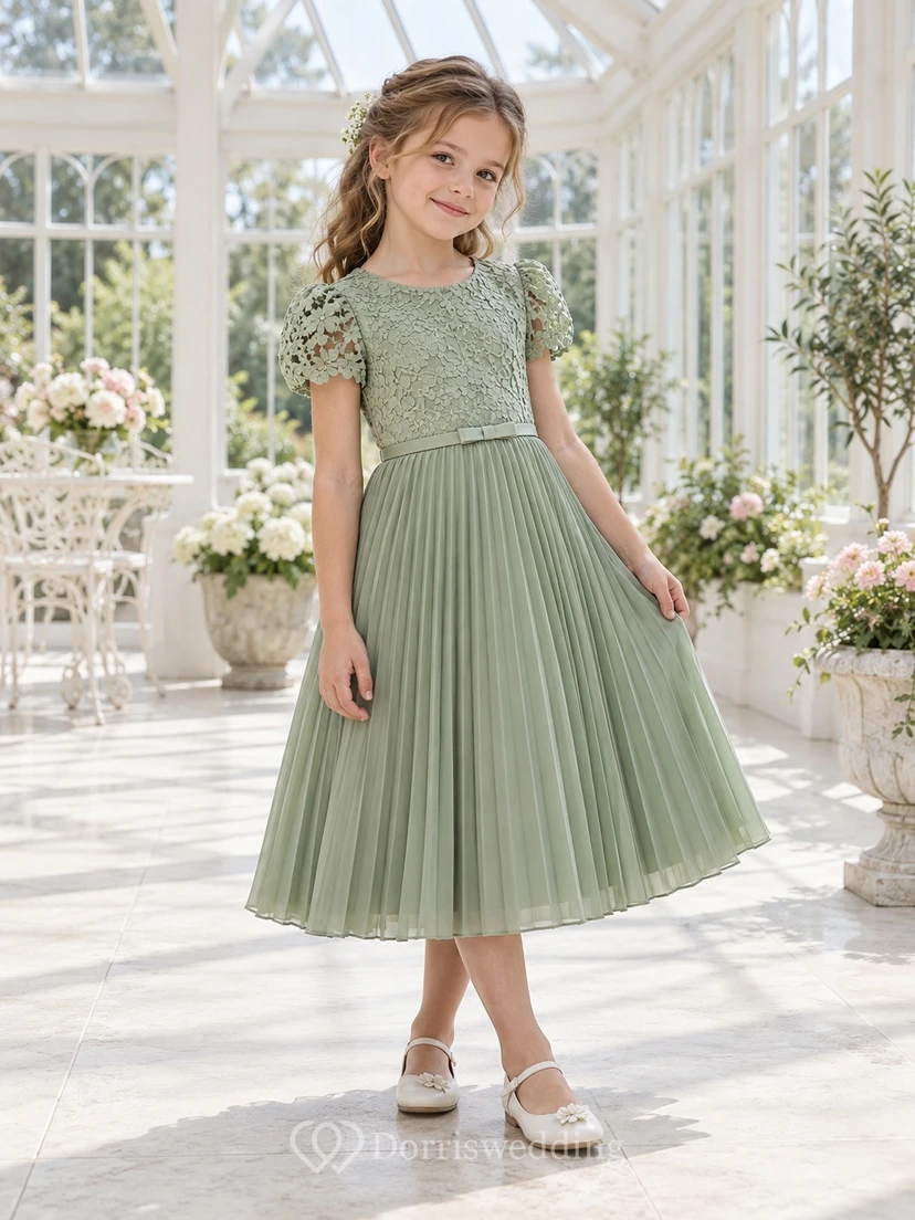 Vestido de niña de flores modesto, de corte A, de gasa, con mangas cortas, estampado floral verde salvia y pliegues.