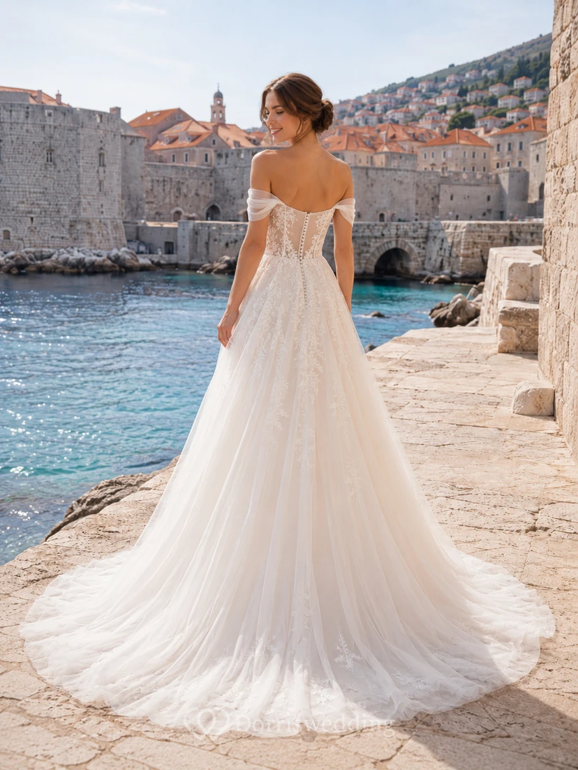 Robe de mariée romantique en dentelle et tulle, épaules dénudées, coupe trapèze, pour une destination au bord de l'eau view 2