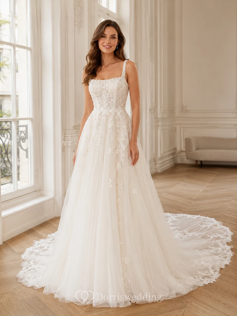 Robe de mariée raffinée en dentelle et tulle, col carré, sans manches, coupe trapèze, traîne chapelle, applications florales, style salon