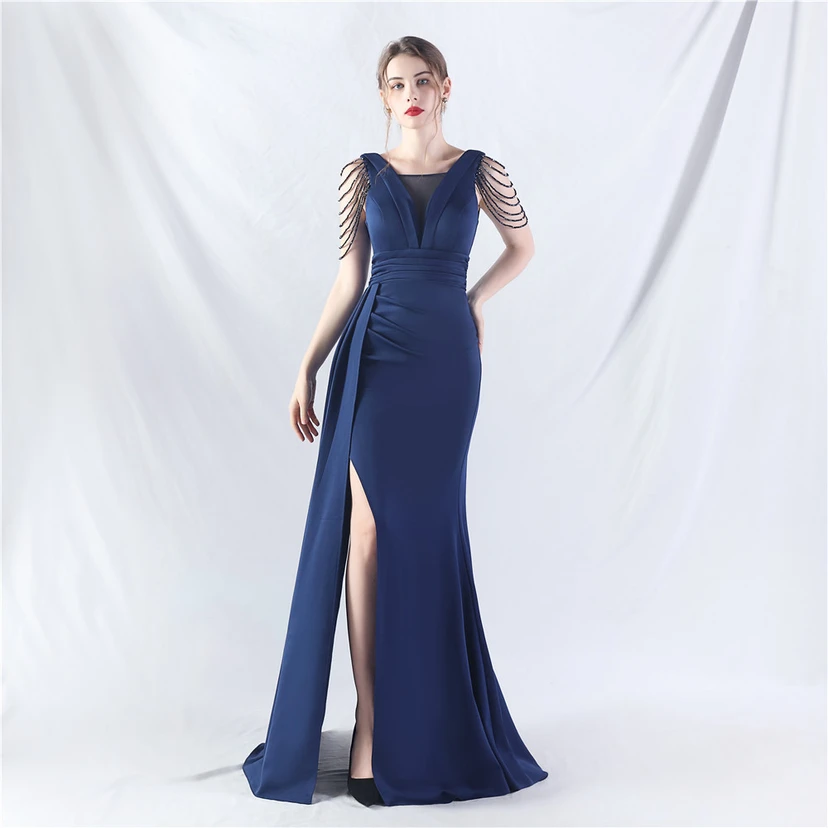 Ein Abendkleid aus insgesamt 8 Farben, gefertigt mit aufwendiger Satinfalttechnik und Perlenstickerei. view 47