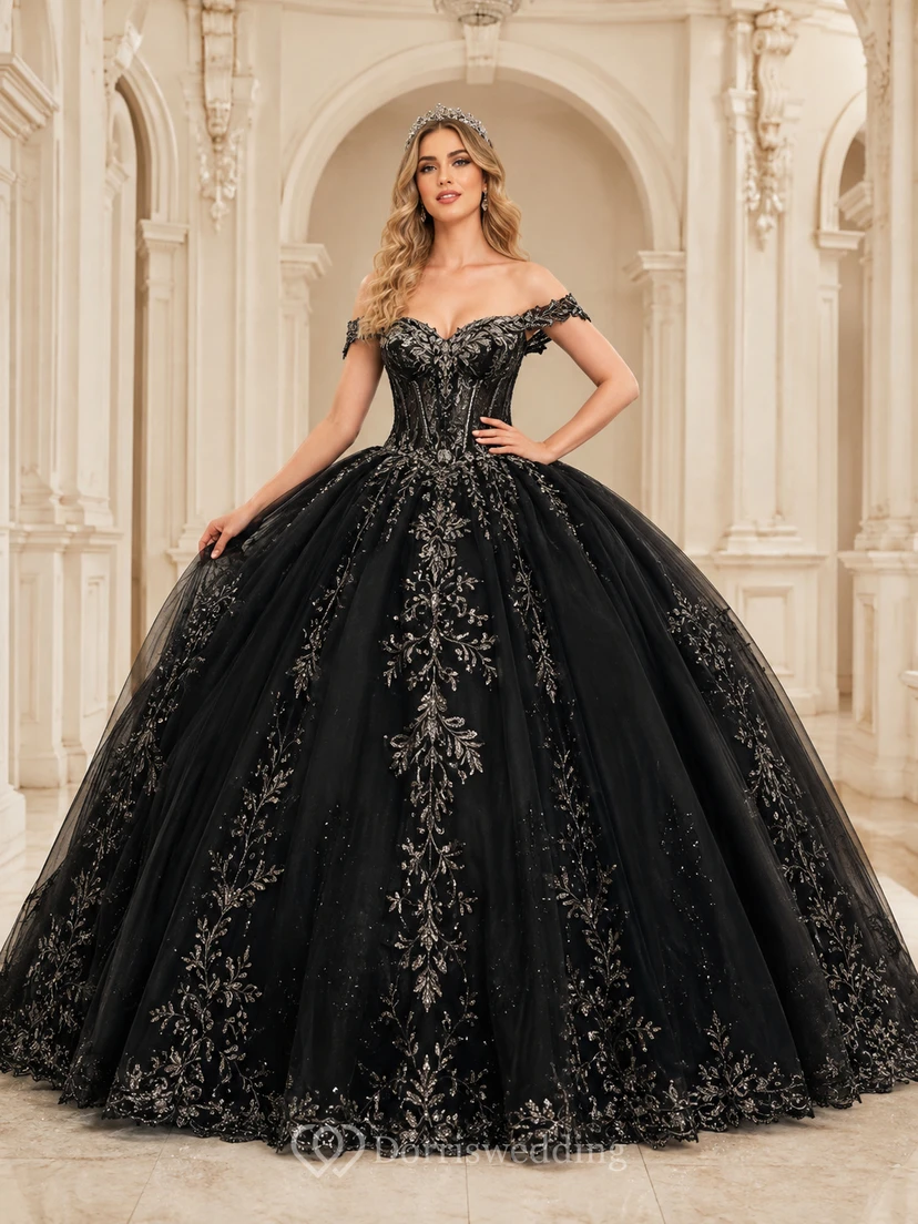 Vestido de gala largo hasta el suelo, estilo princesa, negro, con hombros descubiertos, encaje y tul bordado en plata, ideal para quinceañeras o fiestas formales.