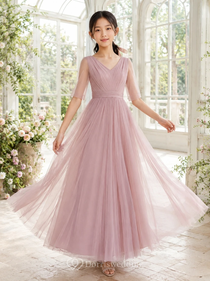Vestido de dama de honor juvenil color rosa empolvado, corte en A, escote en V, manga tres cuartos, efecto ilusión, plisado, estilo romántico.