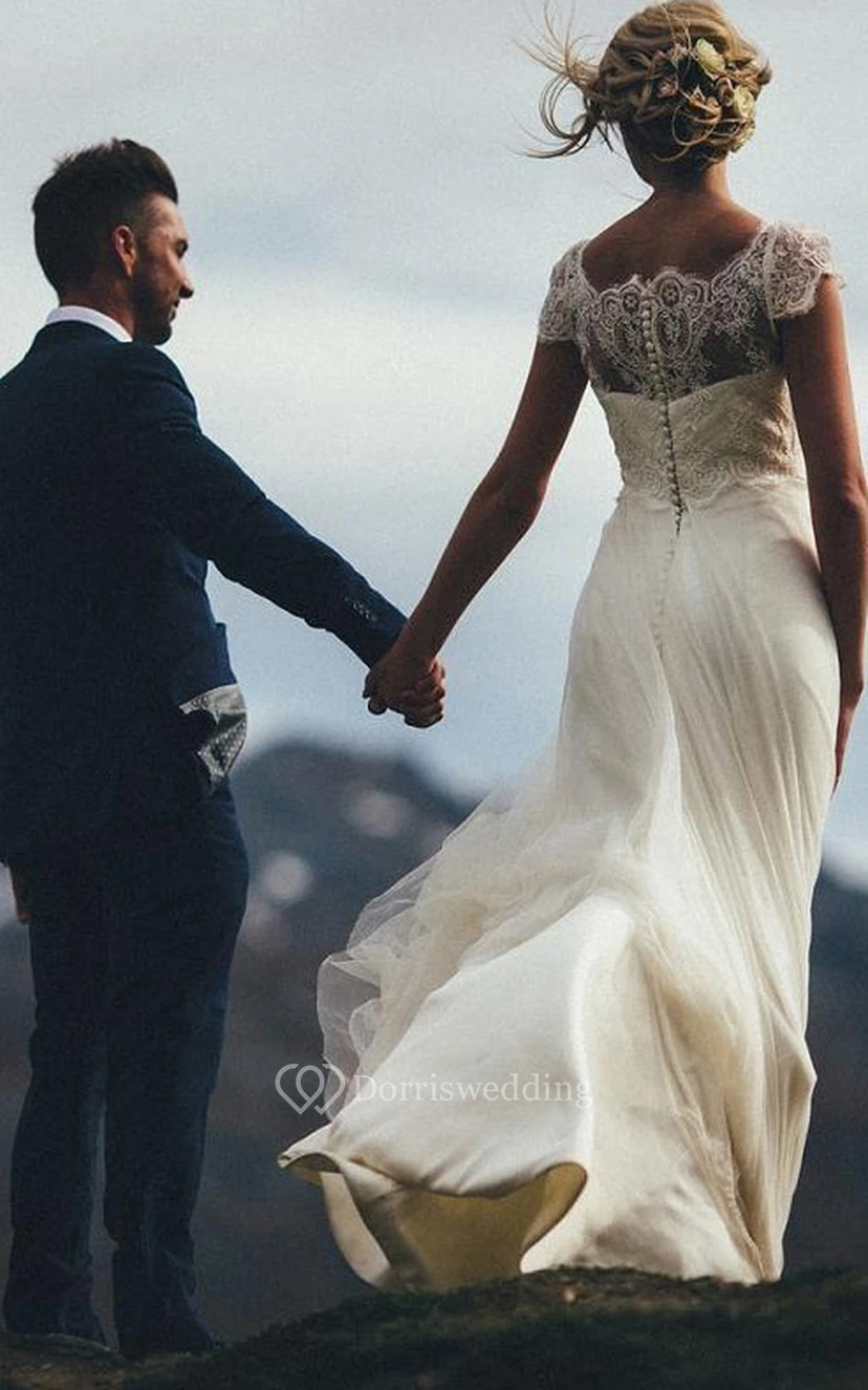 Robe de mariée vaporeuse et ravissante, longue jusqu'au sol, en satin, dentelle et tulle, coupe trapèze, manches courtes, style adorable. view 3