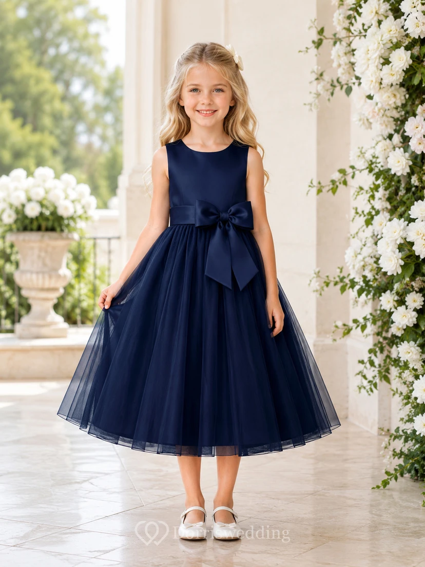 Schlichtes A-Linien-Kleid aus Satin mit Schleife, Rundhalsausschnitt, wadenlangem Rock und Schleifendetail.