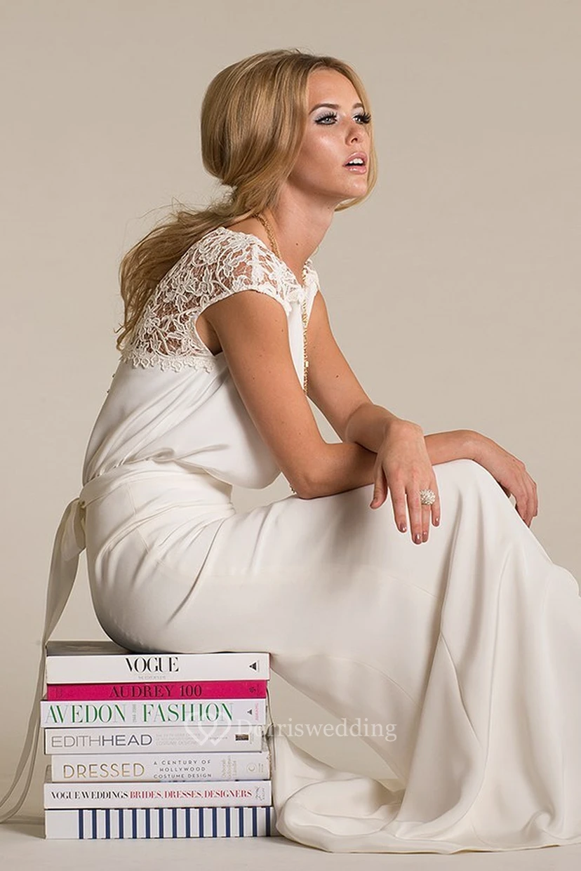 Elegantes Brautkleid aus Spitze mit kurzen Ärmeln und fließender Silhouette view 6