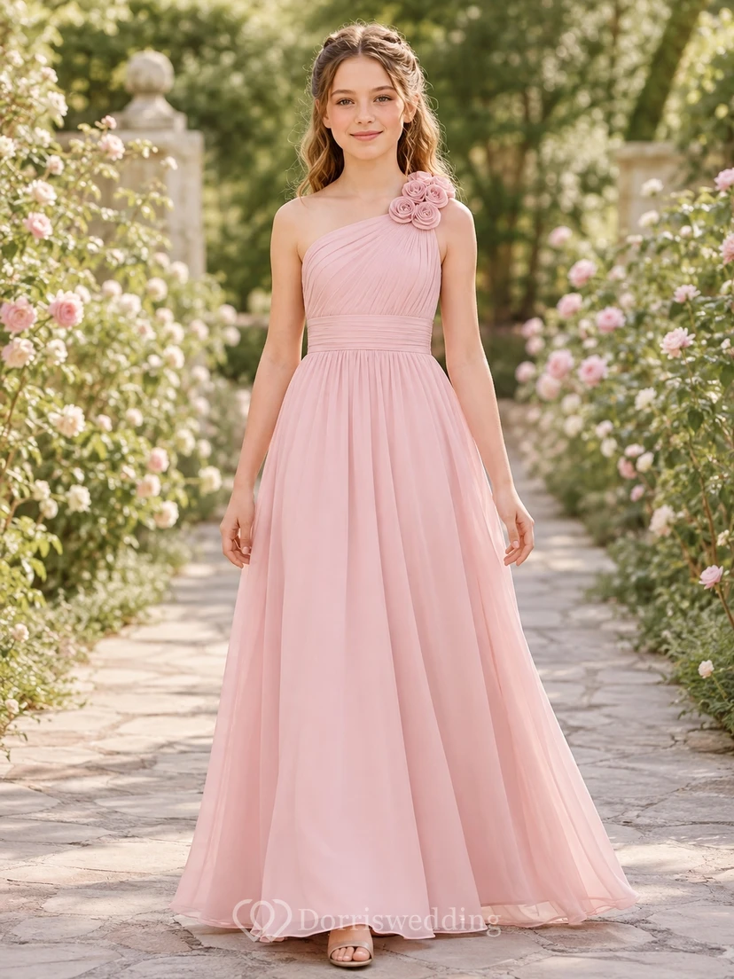 Vestido de dama de honor juvenil rosa rubor, corte en A, un solo hombro, sin mangas, de gasa, con detalle floral, estilo romántico.