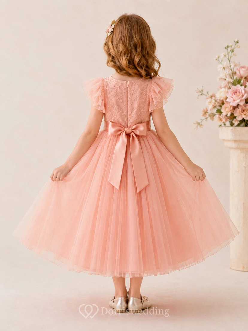 Robe de demoiselle d'honneur en tulle et dentelle rose pêche, coupe trapèze, manches pétales, nœud et appliques florales view 2