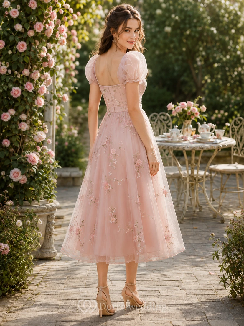 Vestido de fiesta adorable de corte A, largo hasta la rodilla, con estampado floral y mangas abullonadas, en tono rosa empolvado. view 2