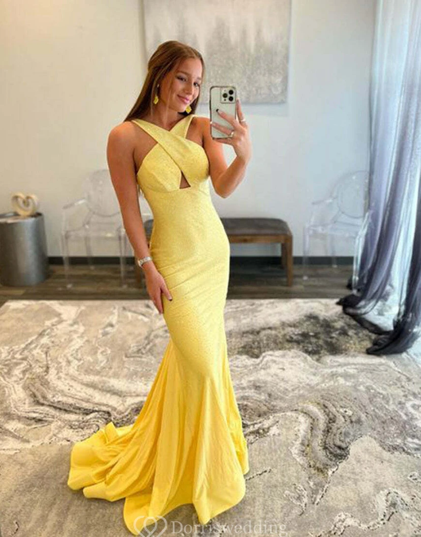Vestido amarillo cruzado con aberturas