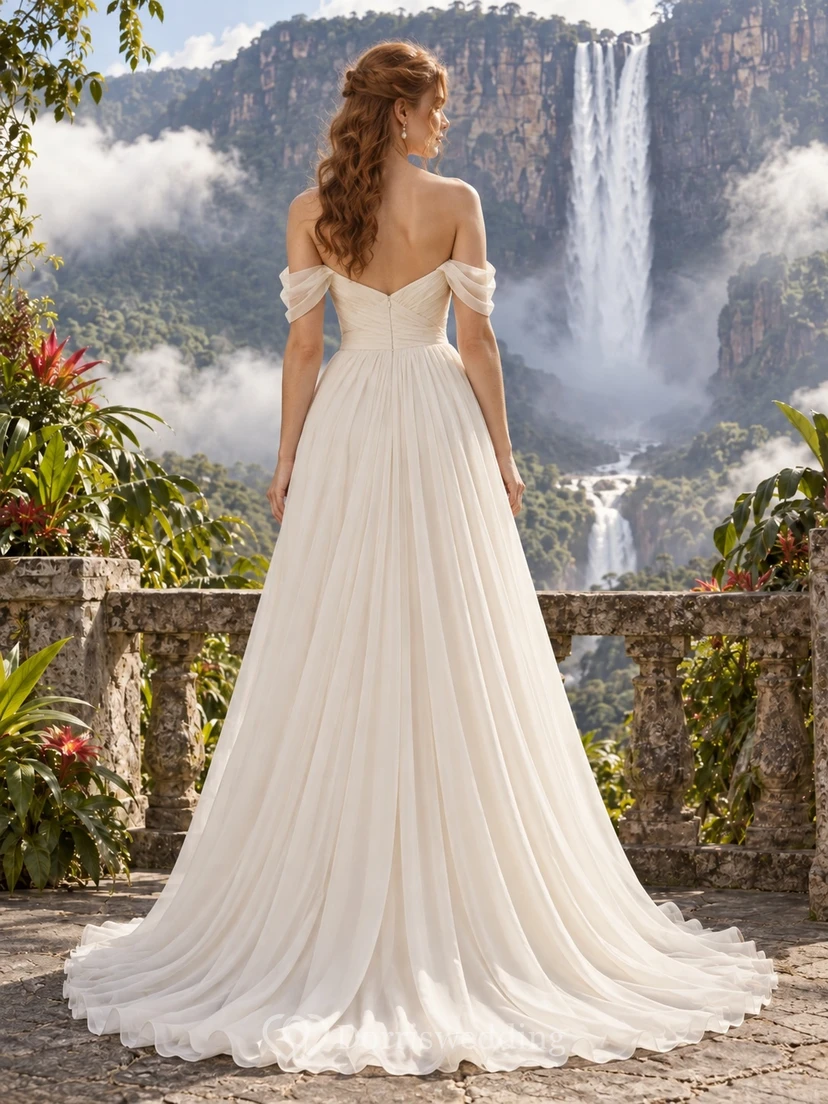Vestido de novia de gasa con escote corazón y hombros descubiertos, corpiño cruzado y cola larga en línea A. view 2