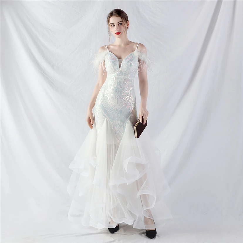 Robe de danse artisanale en filet rigide orné de plumes d'autruche, de perles et de fleurs, confectionnée en maille. view 13